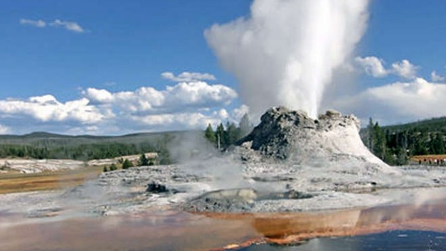park-narodowy-yellowstone-002-wikipedia-400px-Yellowstone_Castle_Geysir