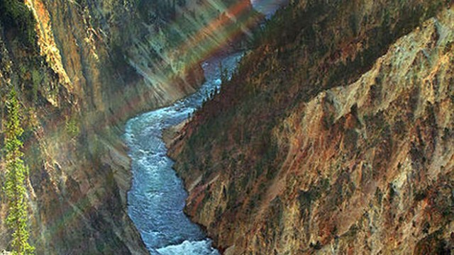 park-narodowy-yellowstone-004-wikipedia-417px-Yellowstone_-_Lower_Falls_edit1