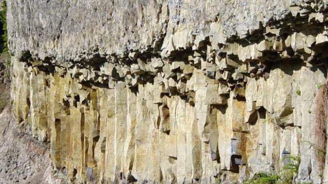 park-narodowy-yellowstone-008-wikipedia-800px-Columnar_basalt_closeup_near_Tower_Fall_in_Yellowstone