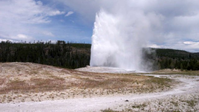 park-narodowy-yellowstone-011-wikipedia-800px-Old_Faithful_Geyser_Yellowstone_National_Park