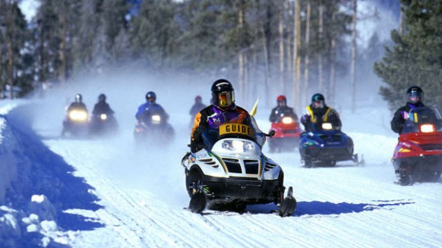 park-narodowy-yellowstone-012-wikipedia-800px-SnowmobilesYellowstone