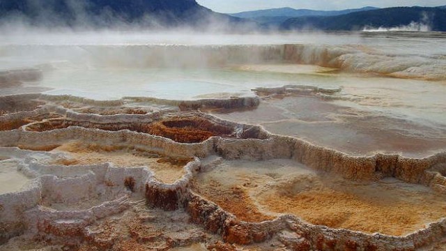 park-narodowy-yellowstone-020-wikipedia-800px-Mammothhotsprings