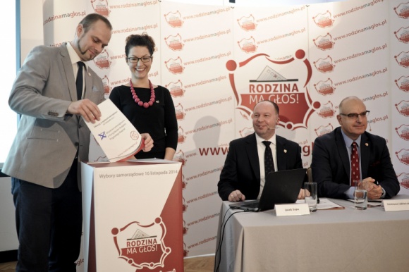 „Rodzina ma głos!” Wybierzmy samorządowców przyjaznych rodzinie. Samorządy, BIZNES - Ruszyła ogólnopolska kampania „Rodzina ma głos!”. Organizatorzy – Centrum Wspierania Inicjatyw dla Życia i Rodziny oraz organizacje i środowiska lokalne z ponad 120 miast – będą zachęcali elektorat do udziału w listopadowych wyborach samorządowych i dokonania świadomego wyboru.