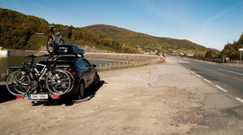 Rowerowe bagażniki na hak wreszcie uwzględnione w prawie BIZNES, Prawo - W resorcie infrastruktury i rozwoju trwają prace nad nowymi rozporządzeniami, dzięki którym możliwe będzie wydanie trzeciej tablicy rejestracyjnej, umieszczanej następnie na bagażniku do przewozu rowerów, montowanym na samochodowym haku holowniczym.