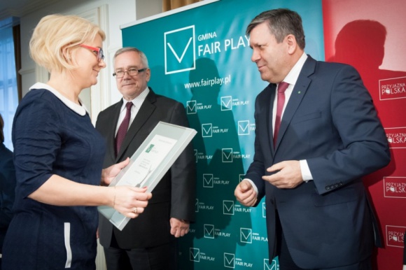 Oto najlepsze gminy w Polsce – finał XIV edycji konkursu „Gmina Fair Play” Samorządy, BIZNES - Zakończyła się tegoroczna edycja konkursu „Gmina Fair Play” – Certyfikowana Lokalizacja Inwestycji. Uroczyste wręczenie certyfikatów i nagród zaplanowano na 23 października w hotelu Bristol w Warszawie. Tytuł „Gmina Fair Play” 2015 zdobyło 17 samorządów.