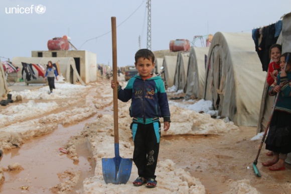 Osoby ewakuowane ze wschodniego Aleppo potrzebują natychmiastowej pomocy Problemy społeczne, BIZNES - Ewakuacja wschodniego Aleppo została zakończona. Przy pomocy ponad 1000 autokarów i ciężarówek udało się ewakuować niemal 50 000 osób. Wraz z przyjściem zimy potrzebują one natychmiastowej pomocy humanitarnej.