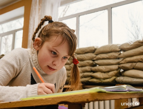 UNICEF: 200 000 dzieci we wschodniej Ukrainie wymaga wsparcia psychologicznego BIZNES, Polityka zagraniczna - Kijów/Genewa, 7 kwietnia 2017 r. – Ponad 200 000 dzieci żyjących w dwóch regionach najbardziej poszkodowanych na skutek konfliktu we wschodniej Ukrainie wymaga natychmiastowego wsparcia psychologicznego. To co czwarte dziecko mieszkające na tych obszarach.
