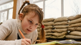 UNICEF: 200 000 dzieci we wschodniej Ukrainie wymaga wsparcia psychologicznego BIZNES, Polityka zagraniczna - Kijów/Genewa, 7 kwietnia 2017 r. – Ponad 200 000 dzieci żyjących w dwóch regionach najbardziej poszkodowanych na skutek konfliktu we wschodniej Ukrainie wymaga natychmiastowego wsparcia psychologicznego. To co czwarte dziecko mieszkające na tych obszarach.