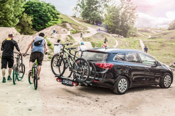 Rowerowe bagażniki na hak. Będzie łatwiej o trzecią tablicę BIZNES, Prawo - Z początkiem 2018 r. wejdą w życie nowe przepisy dotyczące tablic rejestracyjnych. Resort infrastruktury i budownictwa zamierza m.in. ułatwić proces wnioskowania o wydanie trzeciej tablicy rejestracyjnej.