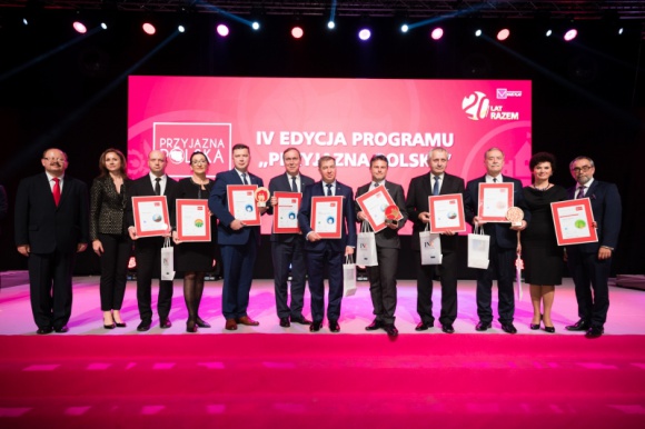 Te gminy są atrakcyjne – Finał IV edycji Programu „Przyjazna Polska” Samorządy, BIZNES - Zakończyła się tegoroczna edycja programu „Przyjazna Polska”. Podczas Gali Finałowej, 24 listopada w EXPO XXI w Warszawie wręczono nagrody samorządom charakteryzującym się profesjonalnym zarządzaniem, umiejętnościami tworzenia korzyści rozwojowych oraz przedsiębiorczością.