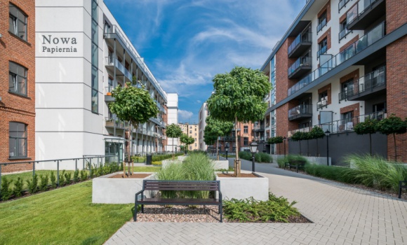 Nowa Papiernia przyłącza się do święta książki Książka, LIFESTYLE - Już w sobotę Europejska Noc Literatury zagości w wielu miejscach Przedmieścia Oławskiego, w tym również w tych nietypowych. Za jedną ze scen posłuży patio Nowej Papierni - kultowego miejsca, które starej fabryce dało drugie życie.