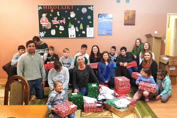 Fundacja Child & Family oraz myWorld obdarowały dzieci z polskich domów dziecka Problemy społeczne, BIZNES - Child & Family Foundation postanowiła sprawić świąteczną niespodziankę podopiecznym z czterech polskich domów dziecka, wręczając im wyjątkowe prezenty gwiazdkowe. Upominki zostały przygotowane przez pracowników grupy myWorld w Austrii i Słowenii.