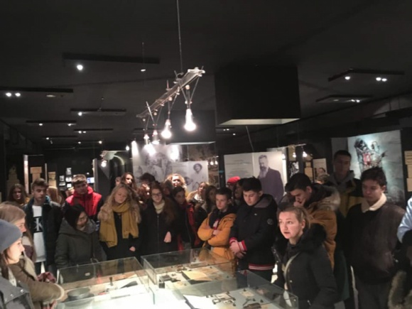 Śladami bohaterów powieści „Kamienie na szaniec” Książka, LIFESTYLE - Losy Alka, Rudego i Zośki z powieści Aleksandra Kamińskiego, a także rzeczywistość okupowanej Warszawy poznawali uczniowie Zespołu Szkół Społecznych przy Fabrycznej podczas edukacyjnej wycieczki do stolicy.