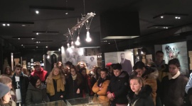 Śladami bohaterów powieści „Kamienie na szaniec” Książka, LIFESTYLE - Losy Alka, Rudego i Zośki z powieści Aleksandra Kamińskiego, a także rzeczywistość okupowanej Warszawy poznawali uczniowie Zespołu Szkół Społecznych przy Fabrycznej podczas edukacyjnej wycieczki do stolicy.