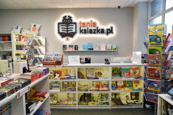 Najpopularniejsi polscy pisarze – sprawdź, kogo warto czytać! Książka, LIFESTYLE - Zdobywają szczyty list bestsellerów, są wydawani w wielu krajach, zgarniają prestiżowe nagrody, a ich książki stają się kanwą dla scenariuszy filmów i seriali. Zobacz, którzy polscy autorzy cieszą się dzisiaj największą popularnością.