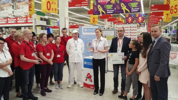 Fundacja Auchan na rzecz młodzieży przekazała czek SOS Wioskom Dziecięcem