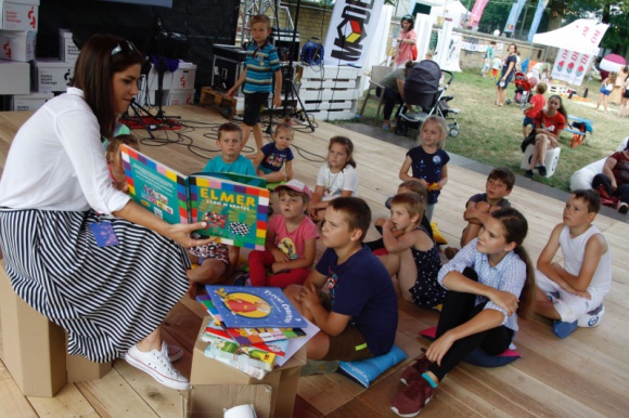 W Szczebrzeszynie dzieci szukają języka polskiego w trzcinie Książka, LIFESTYLE - Na Festiwalu Stolica Języka Polskiego w Szczebrzeszynie dzieci mogą wziąć udział w bajkoterapii prowadzonej przez wolontariuszy Alior Banku i Fundację Zaczytani.org, a rodzice – dowiedzieć się więcej o bajkoterapii na specjalnych warsztatach.