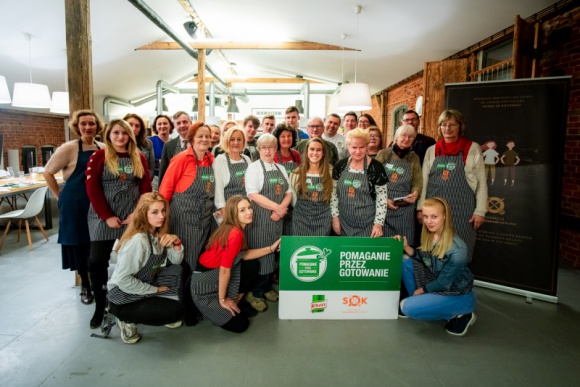 „Pomaganie przez gotowanie” – akcja zawitała do Poznania Problemy społeczne, BIZNES - Warsztaty kulinarne dla wychowanków domów dziecka