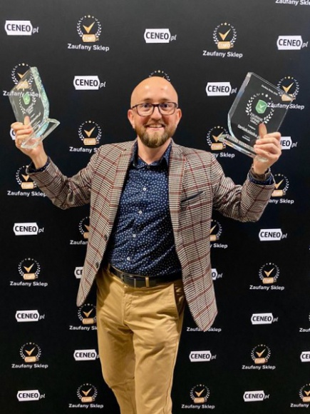 TaniaKsiazka.pl najlepszą i najbardziej zaufaną księgarnią internetową w Polsce! Książka, LIFESTYLE - TaniaKsiazka.pl zajęła aż trzy pierwsze miejsca w różnych kategoriach Rankingu Zaufanych Sklepów Ceneo 2019 – jednego z najważniejszych plebiscytów branży e-commerce w Polsce. A to nie koniec wyróżnień, które otrzymała ta białostocka księgarnia internetowa.