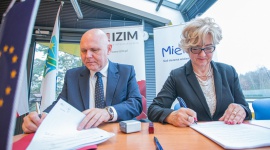 BaltCap sfinansuje modernizację obiektów użyteczności publicznej w Mielnie Samorządy, BIZNES - Polska spółka IZIM, należąca do funduszu BaltCap Infrastructure Fund, wygrała przetarg na modernizację energetyczną obiektów użyteczności publicznej w Gminie Mielno. Fundusz przeznaczy ponad 4 mln euro (tj. ponad 17 mln zł) na remont dwóch szkół oraz budynków MOPS i MOSiR.