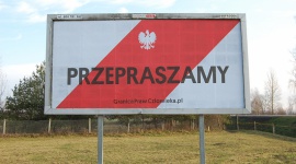 Organizacje społeczne przepraszają uchodźców za łamanie praw człowieka Problemy społeczne, BIZNES - Przy przejściu granicznym w Terespolu pojawił się ogromny napis „PRZEPRASZAMY – GRANICA PRAW CZŁOWIEKA”.