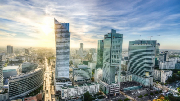 Raport: Janosikowe rabuje Warszawę i inne duże miasta Samorządy, BIZNES - Jak wynika z raportu „Miliardowe straty samorządów, czyli jak Janosikowe hamuje rozwój największych aglomeracji”, gdyby wysokość daniny była wyliczana sprawiedliwie, stolica w 2019 r. nie oddałaby 1,051 mld złotych, a o 55% mniej pieniędzy – jedynie 472 mln złotych.