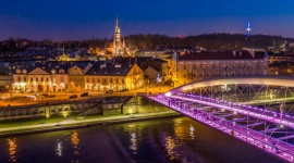 Przez koronawirusa samorządy wygaszają miasta. "Oszczędzamy 20 tys. zł dziennie" Samorządy, BIZNES - Suwałki i Sandomierz redukują światło uliczne w nocy, Olsztyn z kolei wyłącza iluminacje na zabytkach. Na największe zmiany w oświetleniu miasta zdecydował się jednak Kraków.