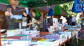 Natura, podróże, ekologia. TaniaKsiazka.pl podsumowuje 6. edycję festiwalu Książka, LIFESTYLE - Iwo przyjeżdżał na festiwal literacki w Budzie Ruskiej kiedy był jeszcze w nosidełku.