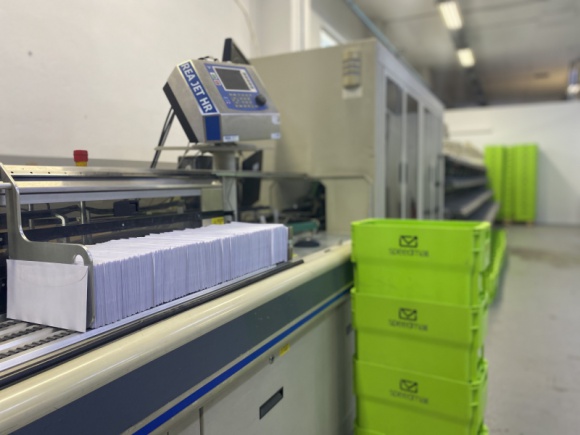 Samorządy oraz spółki komunalne powierzają korespondencję prywatnym operatorom Samorządy, BIZNES - Od czasu uwolnienia rynku pocztowego samorządowcy mają większy wybór jeśli chodzi o obsługę korespondencji w ich jednostkach. Alternatywni operatorzy pocztowi oferują nie tylko niższą cenę, ale też większą niezawodność i bezpieczeństwo doręczeń.