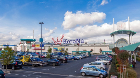 Centrum Korona wspiera lokalne stowarzyszenia i fundacje Problemy społeczne, BIZNES - Centrum Korona regularnie wspiera lokalne fundacje i placówki pomocowe, a także samodzielnie inicjuje wiele działań społecznie odpowiedzialnych. W listopadzie pomoc otrzymała fundacja „Kolorowe Dni” oraz stowarzyszenia „Femina-Fenix” i „Różowe Okulary”.