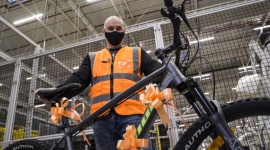 Amazon Box Stars - Gwiazdy dobroczynności wśród pracowników Amazon Problemy społeczne, BIZNES - 2020 to wyjątkowy rok, w którym niesienie pomocy innym jest szczególnie ważne. By docenić pracowników, którzy nie tylko wykonali w ostatnich miesiącach wspaniałą pracę, ale także wspierali potrzebujących, w Amazon powstał konkurs Box Stars.