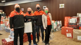 DPD Polska partnerem logistycznym akcji „Każdy może pomóc” Problemy społeczne, BIZNES - 19 grudnia odbyła się 9. edycja akcji „Każdy może pomóc” organizowanej przez Miejski Ośrodek Pomocy Rodzinie w Gdańsku. Wolontariusze wspierani przez kurierów z oddziału DPD Polska w Gdańsku obdarowali świątecznymi upominkami ok. 650 podopiecznych gdańskiej pomocy społecznej.