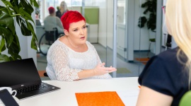 Jak wdrożyć do zespołu niepełnosprawnego pracownika? BIZNES, Prawo - Jeśli po raz pierwszy zatrudniasz osobę niepełnosprawną, możesz mieć kilka wątpliwości – choćby odnośnie tego, jak ma wyglądać procedura wdrożenia go do zespołu. Tymczasem taki pracownik podlega w większości dokładnie tym samym zasadom pracy, co inni członkowie teamu.
